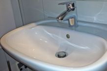 Armaturen mit WC-Reiniger auf Hochglanz bringen
