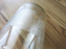 Klebereste mit Glasreiniger entfernen