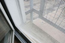 Fliegengitter mit Nylonstrumpfhose putzen