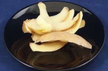 Blumenvasen mit Kartoffelschalen reinigen