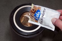 Thermoskannen mit Backpulver & kochendem Wasser reinigen