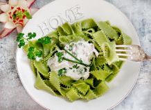 Schinken-Sahne-Sauce mit grünen Bandnudeln oder Tortellini