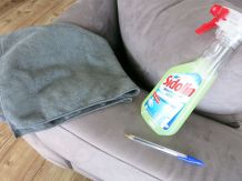 Kugelschreiber auf Microfaser-Sofa