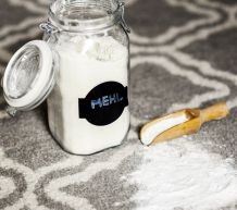 Fettflecken im Teppich mit Mehl entfernen