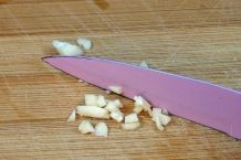 Frischen Knoblauch nie durch die Presse zerkleinern