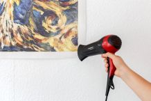 Das lösen von Postern von der Wand