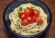 Spaghettisalat mit Schnittlauch und Knoblauchöl