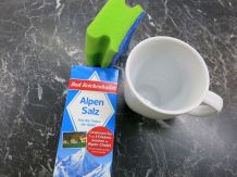 Schwarzteereste mit Salz aus Tassen entfernen