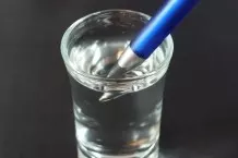 Eingetrockneter Kugelschreiber schreibt wieder mit warmem Wasser