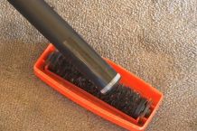 Tierhaare mit dem Staubsauger entfernen aus Bürsten