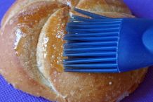Nicht mehr ganz frische Brötchen mit Öl bestreichen