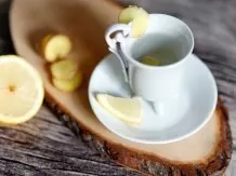 Frischer Ingwertee mit Zitrone