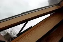 Holzfenster mit Flachpinsel steichen