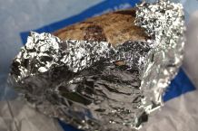 Angeschnittenes Brot bleibt frischer mit Alufolie