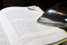 Knicke in Heften und Büchern herausbügeln