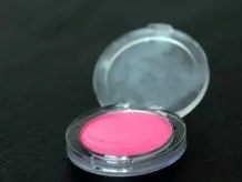 Fehlkauf: rosa Lidschatten als Rouge verwenden