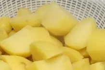 Kartoffeln einfacher abgießen: auf ein Sieb