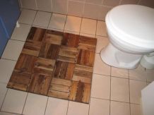 Teppich im Bad: Holzfliesen statt Frottee