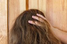 Fettige Haare - Hände weg von den Haaren