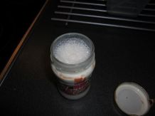 Fast leere Marmelade und Milch: Milchshake