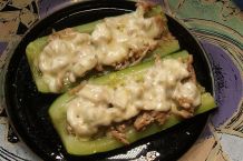 Überbackene Zucchini mit Hack gefüllt