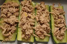 Überbackene Zucchini mit Hack gefüllt