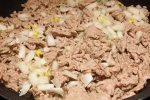 Überbackene Zucchini mit Hack gefüllt