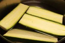 Überbackene Zucchini mit Hack gefüllt