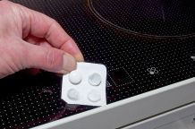 Küchenputzhilfe mit leeren Tablettenriegeln