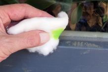 Klebereste vom Fliegengitter am Fensterrahmen entfernen