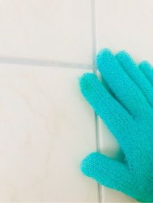 Putzen mit Peeling-Handschuh