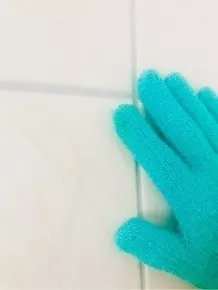 Putzen mit Peeling-Handschuh