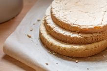 Dreiteiligen Tortenboden auf einmal backen mit rundem Backpapier