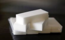 Glaskeramikplatte mit Schmutzradierer reinigen