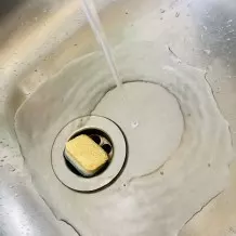 Waschbecken mit Geschirrtab reinigen