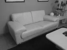 Weißes Glattledersofa reinigen und pflegen