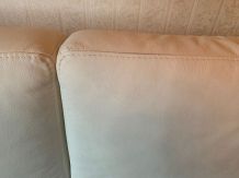 Haarfarbe von Kunstledercouch mit Nagellackentferner entfernen