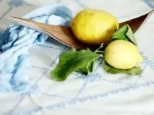 Zitronen bei grauen Socken