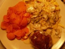 Hacksteak mit Pilzrahmsauce und Beilagen