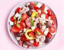 Tomaten-Thunfisch-Salat mit Schafskäse