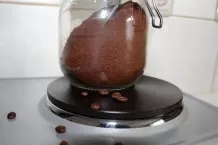 Herdplatte mit Kaffeepulver reinigen