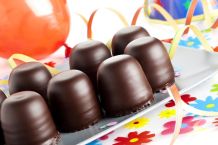 Schokoküsse als Platzkärtchen für Kindergeburtstag