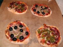 Brötchenteig aus der Dose für schnelle Minipizzen