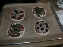 Brötchenteig aus der Dose für schnelle Minipizzen
