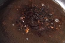 Angebrannte Kochtöpfe mit Wasser und Spülmittel reinigen