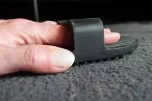Tierhaare im Teppich entfernen mit Gummibürste