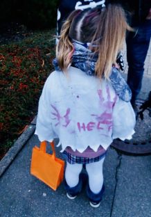 Kleine Halloweenpäckchen vorbereiten