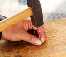 Nägel ohne splittern ins Holz schlagen