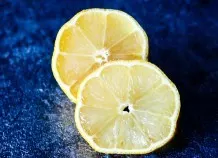 Zitronensaft gegen fettige Haare