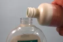 Leere Flüssigseifen-Behälter für Duschbad oder Shampoo verwenden
